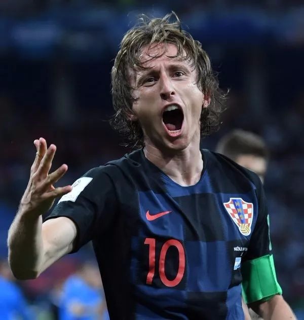 布鲁诺·费尔南德斯已恢复草坪训练，正积极争取在周三对阵伯恩利的比赛中登场[@SullyTalkz]。 来源：utdreport